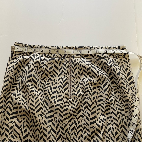 Ann Taylor Abstract Geo Pattern Gray and Cream Pencil Skirt Size 4 - Picture 4 of 8